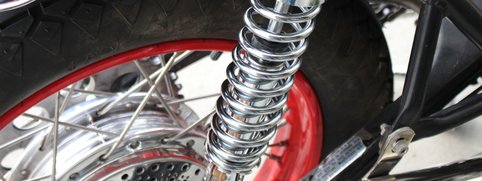 Polissage de pièces mécaniques de moto à Laval