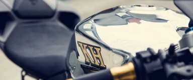 Polissage de réservoir de moto à Laval