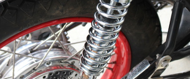 Polissage de pièces mécaniques de moto à Laval